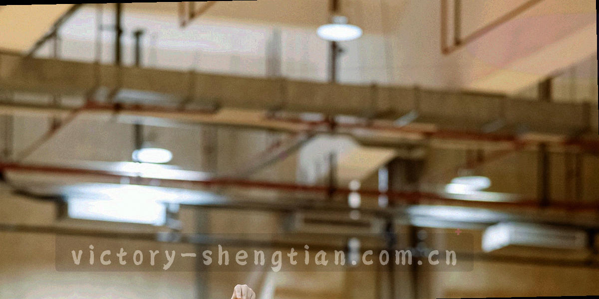 抽象标准刻度与归档格层的几何构成，深色底配赤金与冷青细线